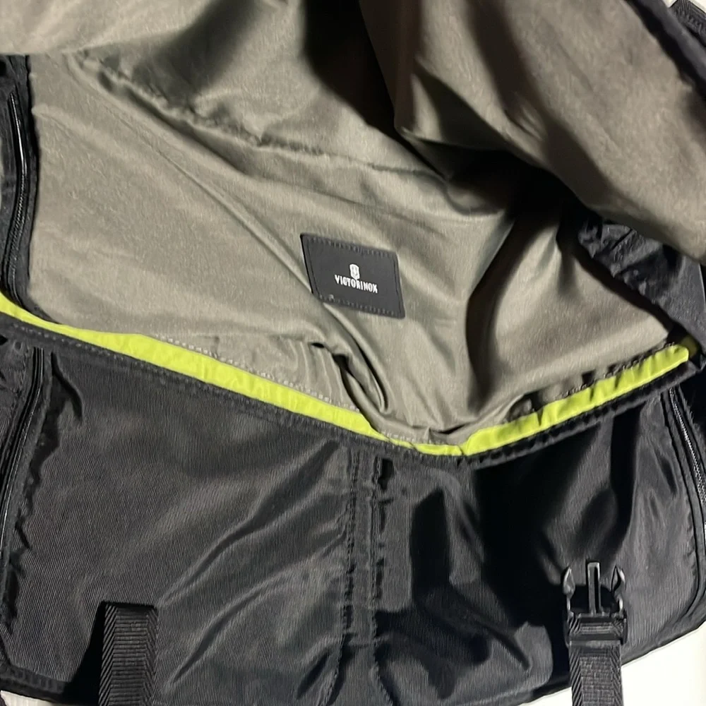 Victorinox Messenger Bag black 18 x 12 Travel pack